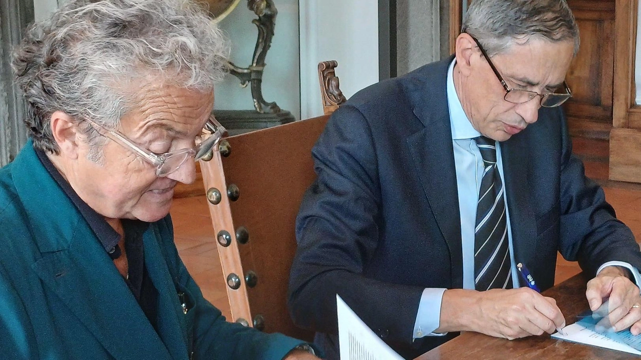 Il momento della firma. tra il rettore Unipi Riccardo Zucchi e il presidente Giuseppe Corrado Il momento della firma. tra il rettore Unipi Riccardo Zucchi e il presidente Giuseppe Corrado