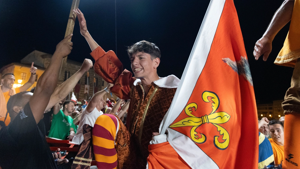 Alcuni momenti della vittoria di Mezzogiorno, la caduta del combattente del Delfino alla bella, la consegna del Palio della vittoria (fotoservizio Del Punta per Valtriani) Alcuni momenti della vittoria di Mezzogiorno, la caduta del combattente del Delfino alla bella, la consegna del Palio della vittoria (fotoservizio Del Punta per Valtriani)