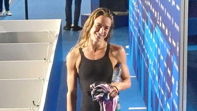 Lisa Angiolini sorridente fuori dalla vasca olimpionica a Parigi Lisa Angiolini sorridente fuori dalla vasca olimpionica a Parigi