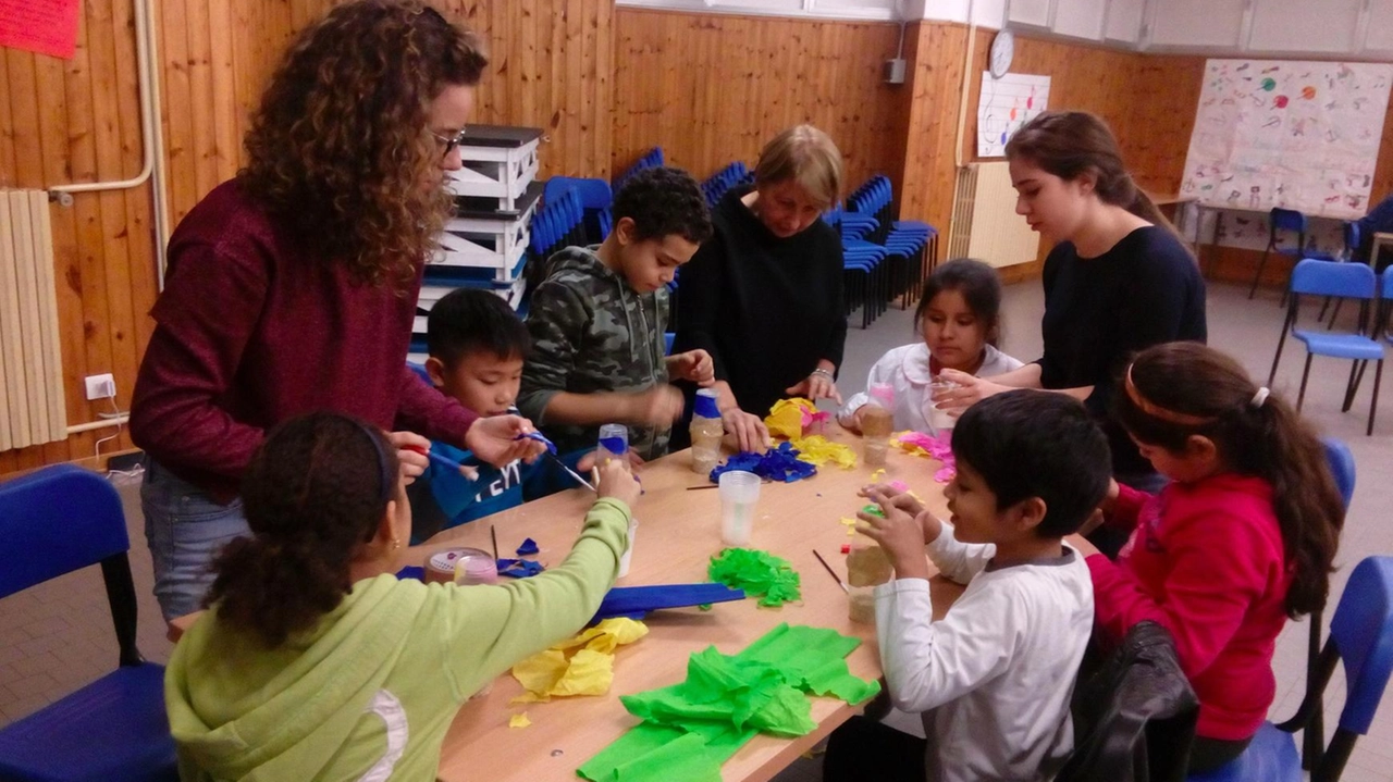 Un’attività all’interno di una classe multietnica; i sindaci del territorio annunciano battaglia per lo Ius Scholae (foto d’archivio) Un’attività all’interno di una classe multietnica; i sindaci del territorio annunciano battaglia per lo Ius Scholae (foto d’archivio)
