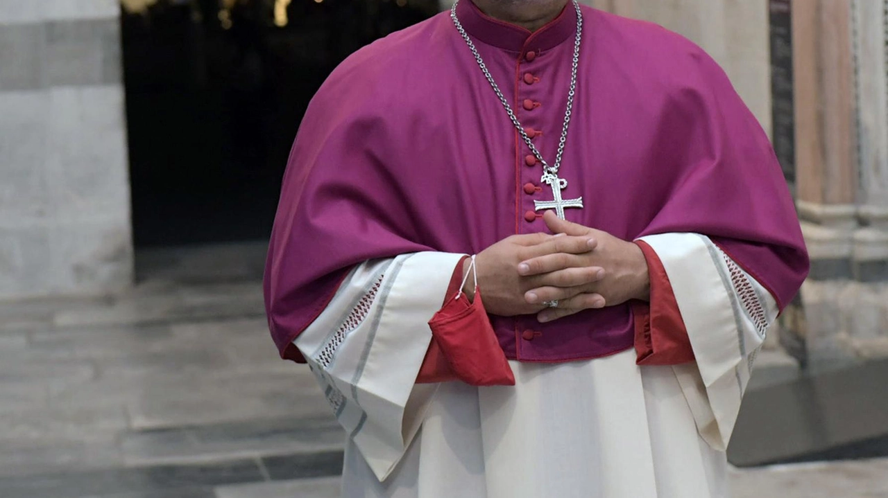 L’arcivescovo, monsignor Paolo Giuletti, ha avviato mercoledì sera la visita pastorale alle comunità di Capannori e delle sue frazioni, con la celebrazione eucaristica nella chiesa di Lunata dove ha dedicato il nuovo altare L’arcivescovo, monsignor Paolo Giuletti, ha avviato mercoledì sera la visita pastorale alle comunità di Capannori e delle sue frazioni, con la celebrazione eucaristica nella chiesa di Lunata dove ha dedicato il nuovo altare