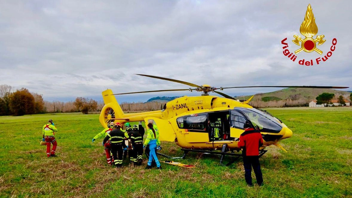 Incidente a Lajatico, motociclista soccorso da vigili del fuoco e sanitari. Trasportato in ospedale con l'elisoccorso Pegaso Incidente a Lajatico, motociclista soccorso da vigili del fuoco e sanitari. Trasportato in ospedale con l'elisoccorso Pegaso