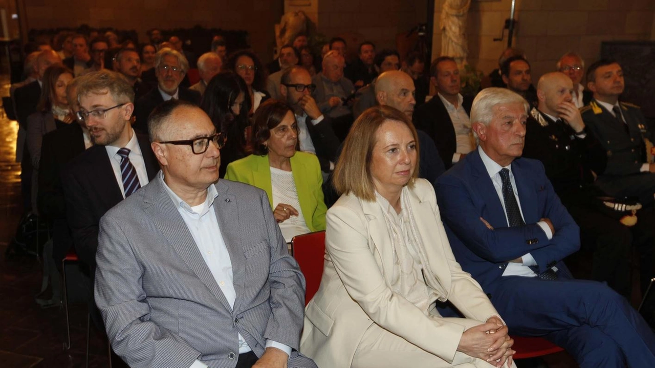 La platea della presentazione del Biotecnopolo nella Sala delle Lupe La platea della presentazione del Biotecnopolo nella Sala delle Lupe
