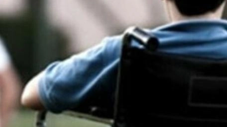 Luca, 14 anni, ha una malattia che lo costringe a dipendere dalla carrozzina. La mamma chiede attenzioni: "Bastano piccole cose che per noi sono libertà".