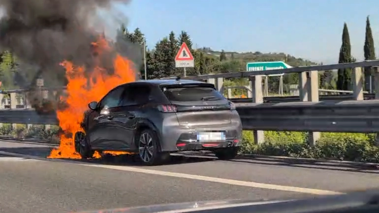 L'auto che ha preso fuoco in A1 nella carreggiata esterna a Impruneta verso Bologna