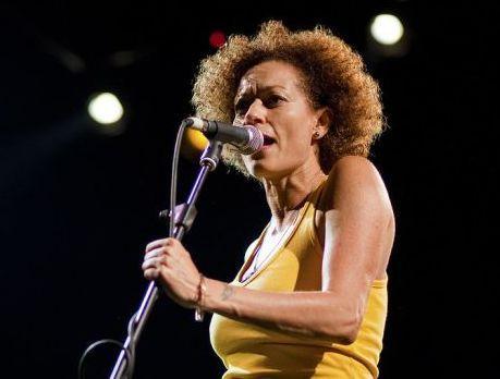 https://www.lanazione.it/image-service/view/acePublic/alias/contentid/NTg0OTdhZWEtNTFiOS00/0/rosalia-de-souza-stella-della-laguna-serata-sound-allorbetello-jazz.jpeg?f=1.90:1&w=1200