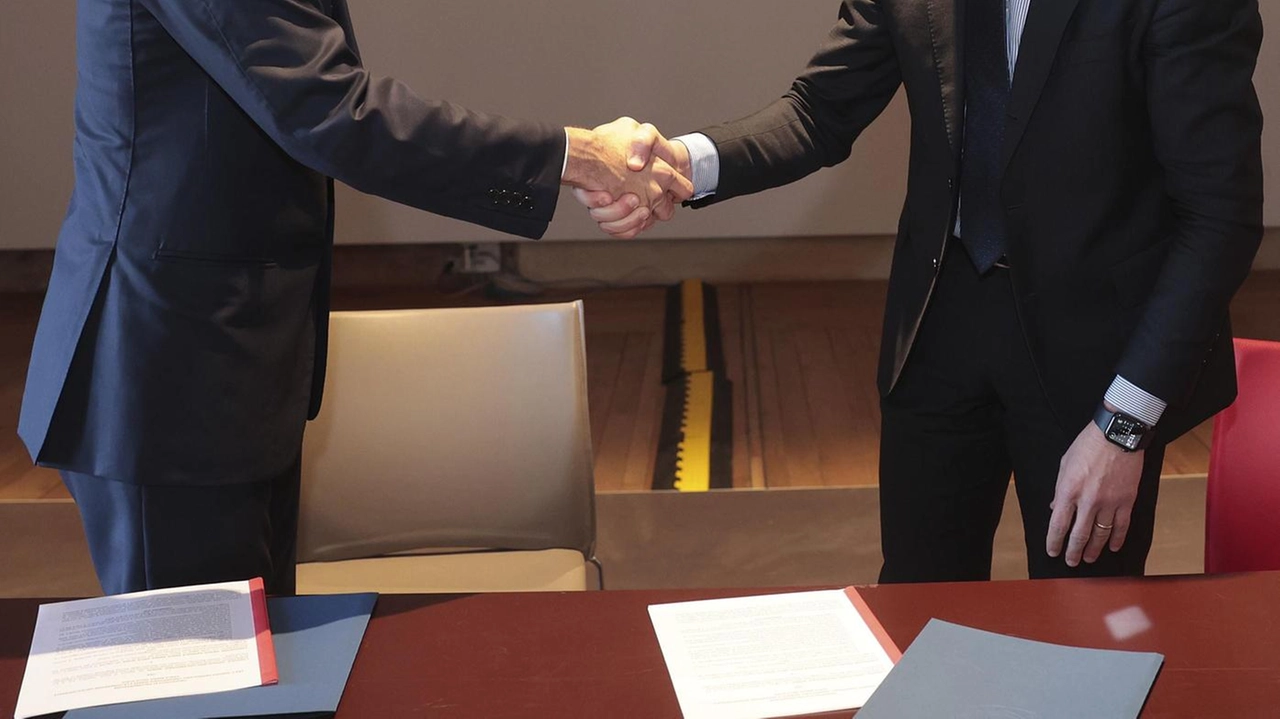 Cristiano Leone e Antonio Barretta siglano il protocollo Cristiano Leone e Antonio Barretta siglano il protocollo