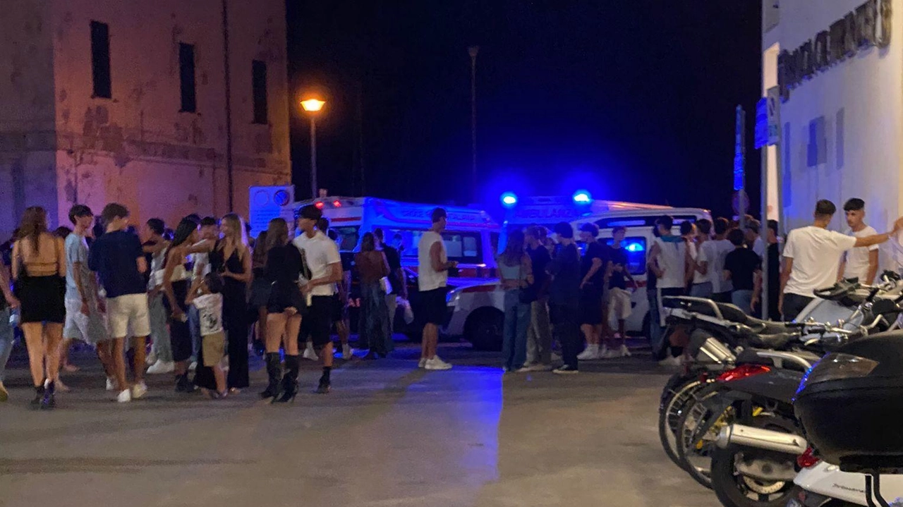 Dopo quanto accaduto in molti si sono riversati nel luogo della rissa per capire cosa fosse successo Dopo quanto accaduto in molti si sono riversati nel luogo della rissa per capire cosa fosse successo