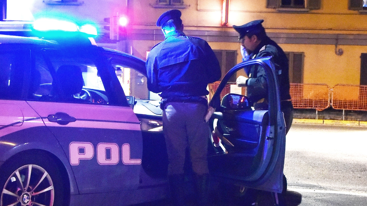 Polizia in una foto di repertorio. Gli agenti hanno bloccato il giovane con la refurtiva Polizia in una foto di repertorio. Gli agenti hanno bloccato il giovane con la refurtiva