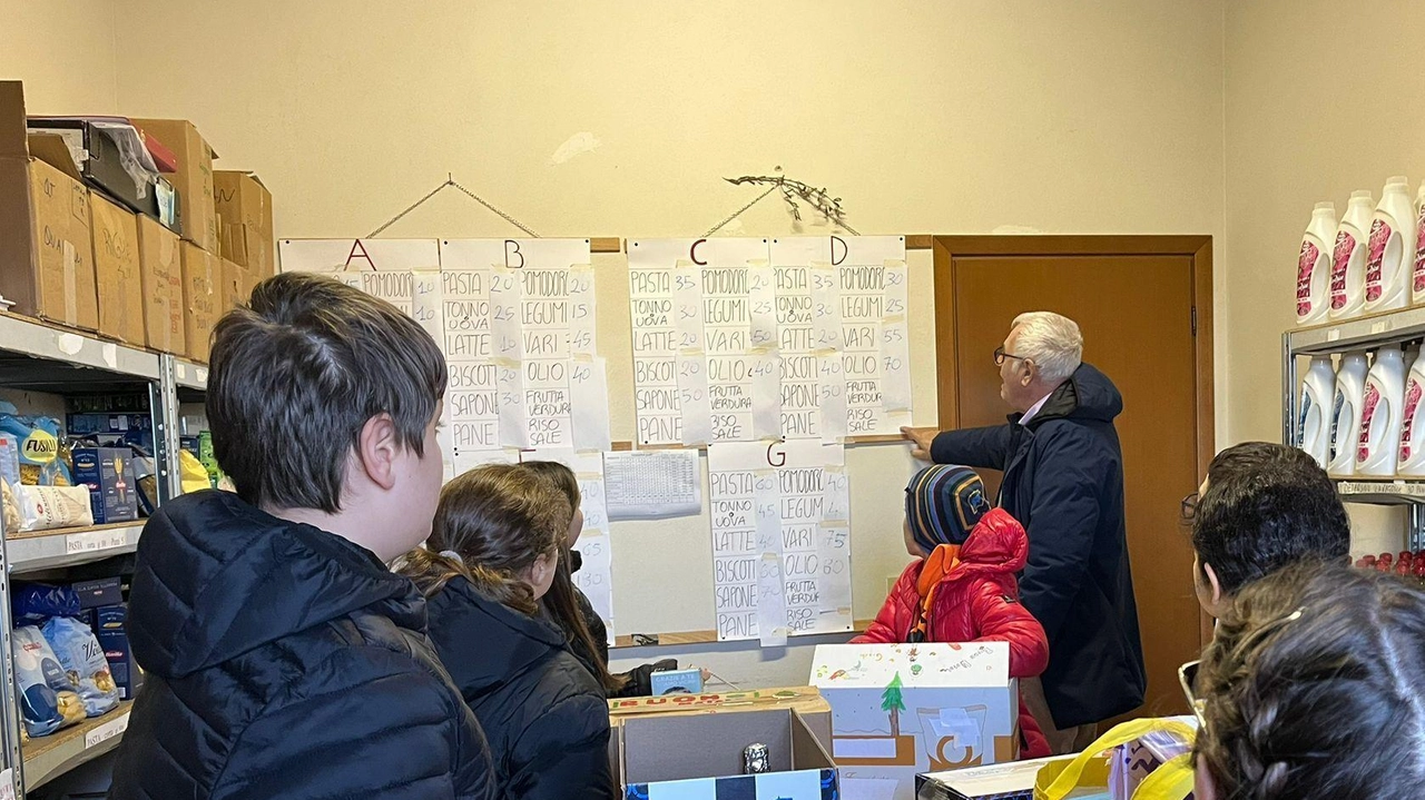 Il mercatino della solidarietà della Caritas di Monte San Quirico Il mercatino della solidarietà della Caritas di Monte San Quirico