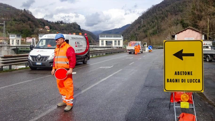 Il cantiere stradale sulla Statale Abetone a Borgo a Mozzano con i movieri che gestiscono la viabilità