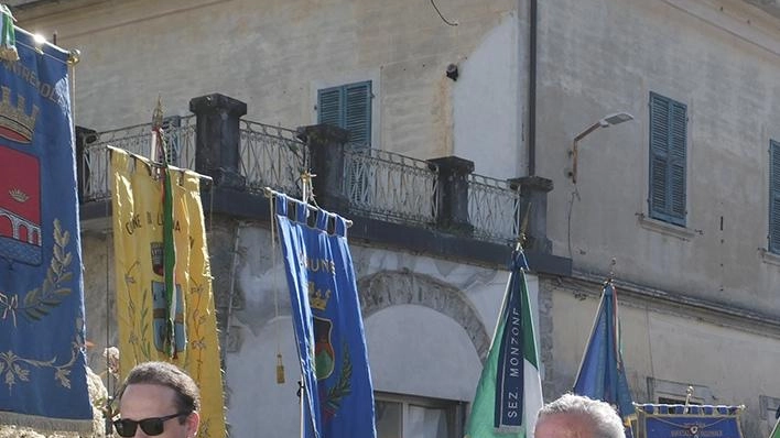 La deposizione di corone e il sindaco di Fivizzano Gianluigi Giannetti (Fotoservizio Pasquali)