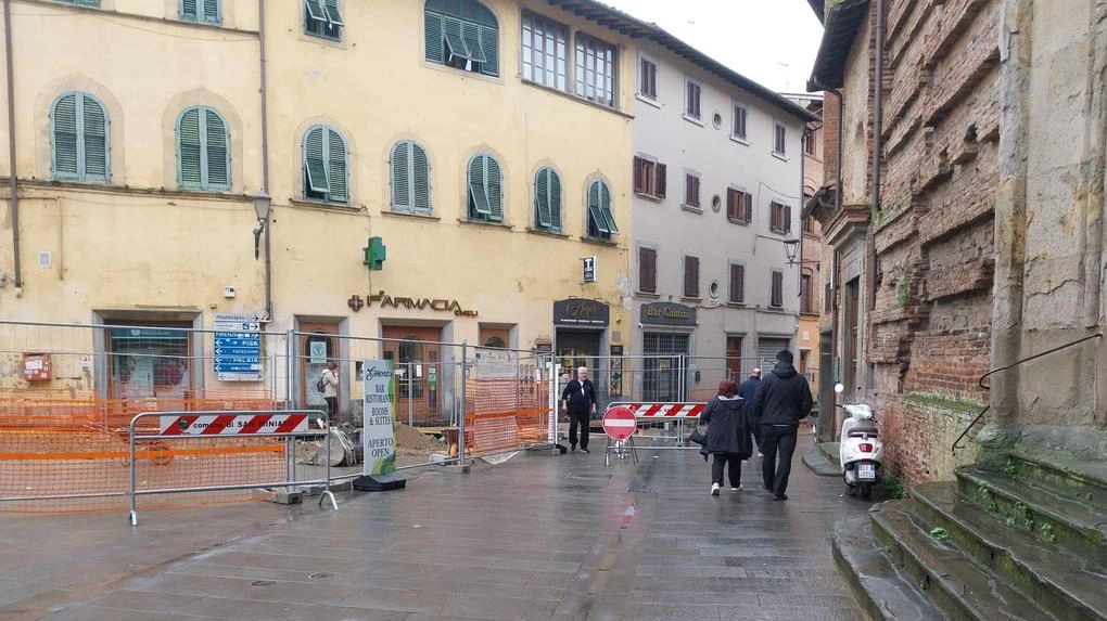 Il cantiere che sta interessando il centro storico per la riqualificazione di piazza del popolo e di via Conti fino a piazzetta del Fondo Il cantiere che sta interessando il centro storico per la riqualificazione di piazza del popolo e di via Conti fino a piazzetta del Fondo