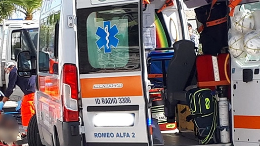 Un'ambulanza in una immagine di repertorio. L'uomo era stato subito soccorso e in queste settimane era stato sottoposto a diverse cure Un'ambulanza in una immagine di repertorio. L'uomo era stato subito soccorso e in queste settimane era stato sottoposto a diverse cure