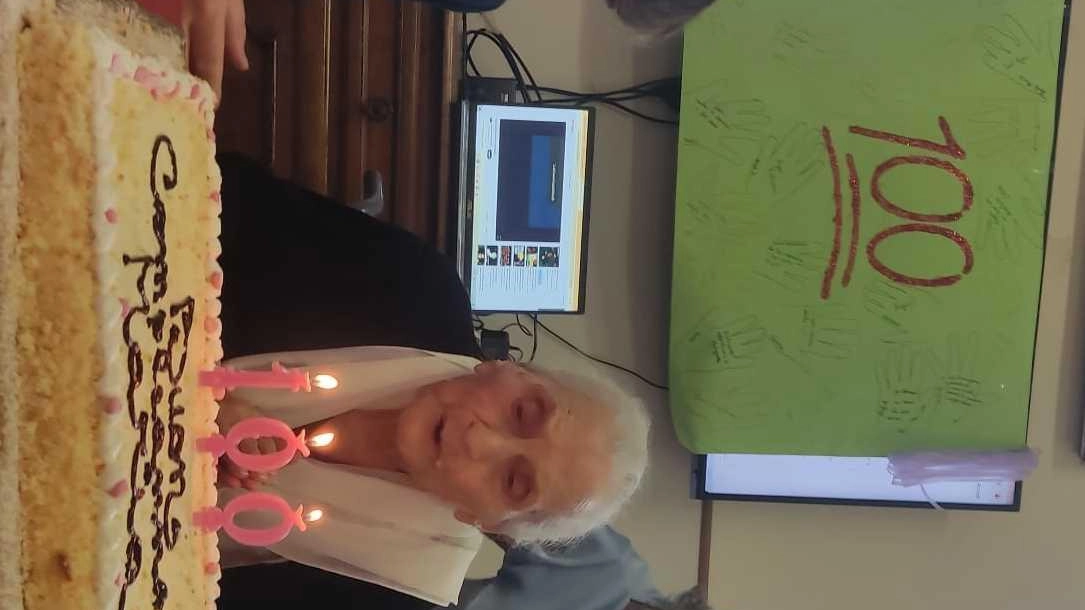 Maria Chelli, 100 anni, è un pilastro delle Nonne Favolose, leggendo ai anziani in Rsa. Nonostante il Covid, è energica e appassionata di lettura e innovazione. Celebrata con affetto a San Casciano. Maria Chelli, 100 anni, è un pilastro delle Nonne Favolose, leggendo ai anziani in Rsa. Nonostante il Covid, è energica e appassionata di lettura e innovazione. Celebrata con affetto a San Casciano.