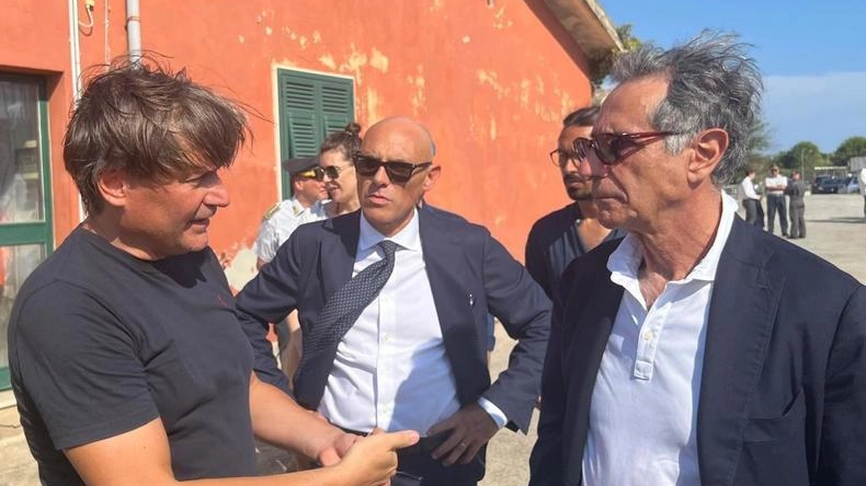 Il sindaco Andrea Casamenti parla con il sottosegretario Claudio Barbaro (FdI) Il sindaco Andrea Casamenti parla con il sottosegretario Claudio Barbaro (FdI)