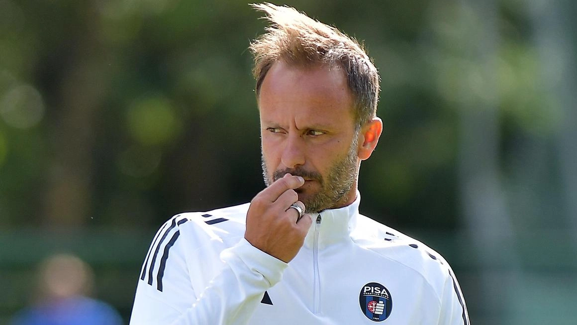 Alberto Gilardino, 43 anni, mentre dirige la squadra nerazzurra dalla panchina