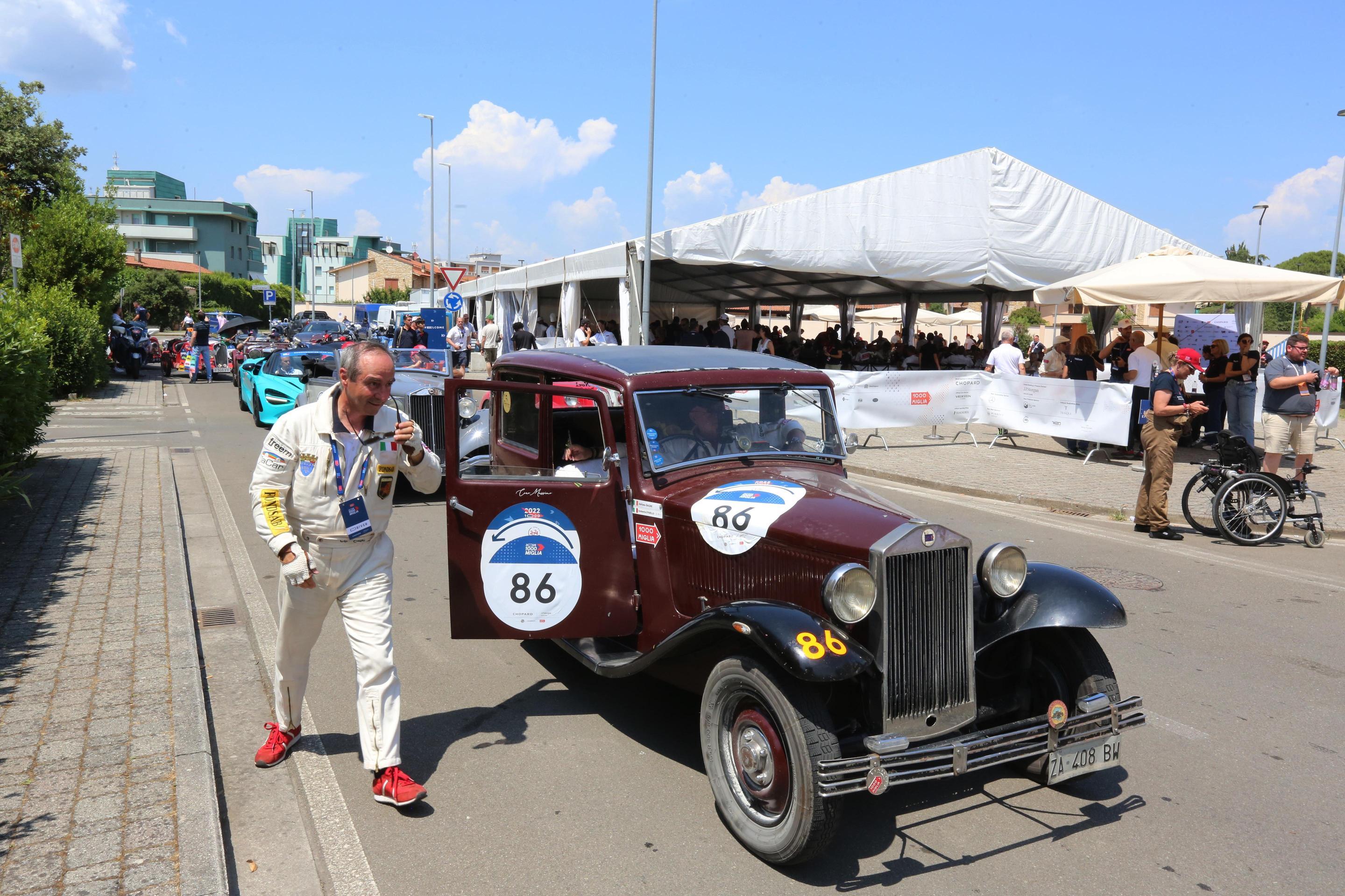https://www.lanazione.it/image-service/view/acePublic/alias/contentid/NTg5OWY4MzQtM2ZjNC00/0/corre-la-storia-dellauto-in-tanti-alla-1000-miglia.jpeg