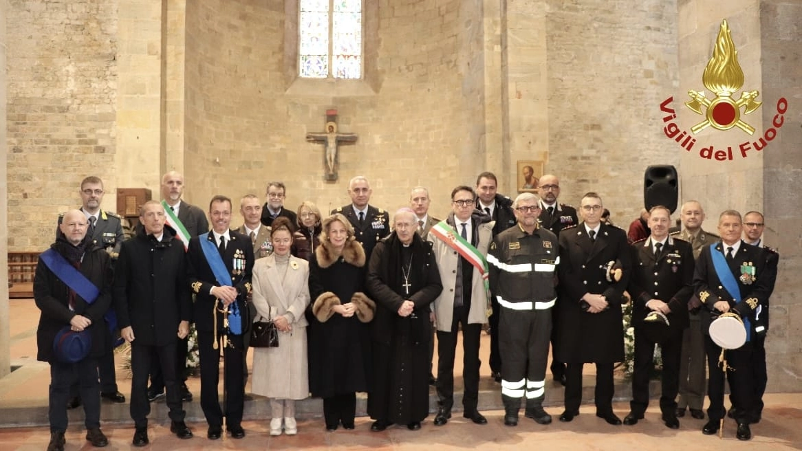 Una foto di gruppo con le autorità nella chiesa di San Paolo a Ripa d'Arno Una foto di gruppo con le autorità nella chiesa di San Paolo a Ripa d'Arno
