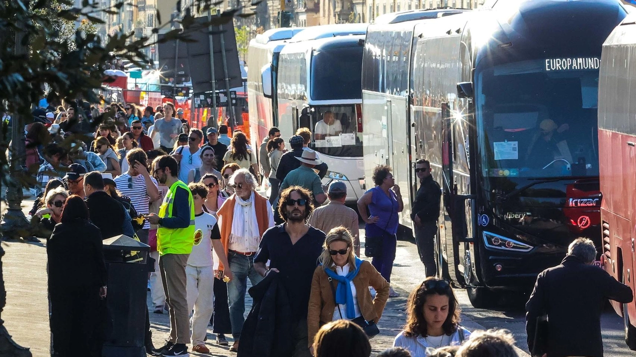 Lo spostamento da lungarno Pecori Giraldi agita la categoria delle guide. Verzi, Federagit Firenze: "Non sapere dove andranno mette in crisi il comparto". Lo spostamento da lungarno Pecori Giraldi agita la categoria delle guide. Verzi, Federagit Firenze: "Non sapere dove andranno mette in crisi il comparto".