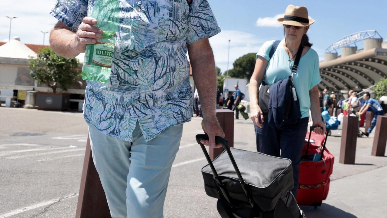 Passeggeri in arrivo all’aeroporto Amerigo Vespucci di Peretola. Il numero di turisti cresce sempre di più Passeggeri in arrivo all’aeroporto Amerigo Vespucci di Peretola. Il numero di turisti cresce sempre di più
