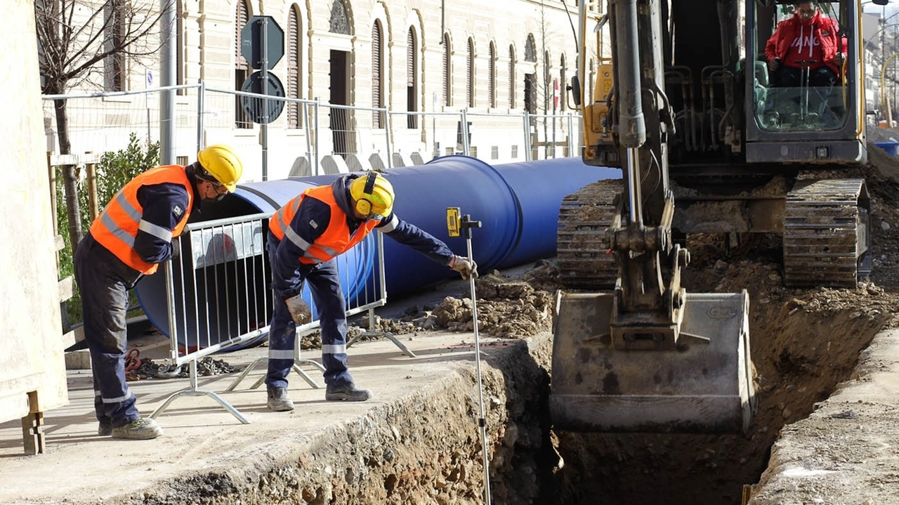 Tecnici di Publiacqua su un cantiere Tecnici di Publiacqua su un cantiere