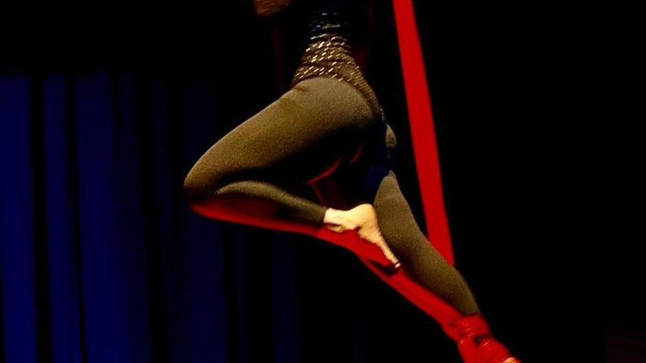 Nel suggestivo scenario del parco Fucoli a Chianciano Terme, oggi alle 17, si terrà uno spettacolo di danza aerea con tessuti e cerchi, protagoniste 40 atlete della scuola di Arianna Angeli. La disciplina coinvolge bambine, ragazze e donne fino ai 40 anni, raccontando la magia di questa ginnastica acrobatica. La maestra Arianna, ex allieva di una scuola di circo a Siena, ha guidato le sue allieve alla conquista di numerose medaglie nazionali. Nel suggestivo scenario del parco Fucoli a Chianciano Terme, oggi alle 17, si terrà uno spettacolo di danza aerea con tessuti e cerchi, protagoniste 40 atlete della scuola di Arianna Angeli. La disciplina coinvolge bambine, ragazze e donne fino ai 40 anni, raccontando la magia di questa ginnastica acrobatica. La maestra Arianna, ex allieva di una scuola di circo a Siena, ha guidato le sue allieve alla conquista di numerose medaglie nazionali.