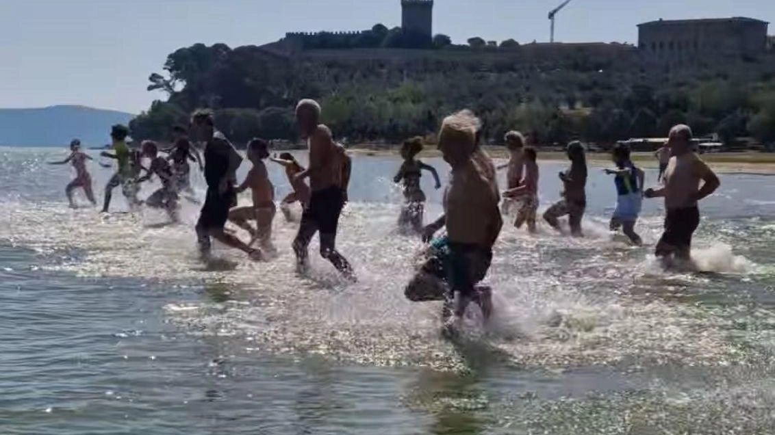 A Castiglione del Lago e Passignano, eventi come il mega tuffo di gruppo e la Trasiremando hanno celebrato il Ferragosto sulle acque del Trasimeno, evidenziando la bellezza del lago e la preoccupazione per la sua salute ambientale. Iniziative per sensibilizzare sull'importanza di preservare questo ecosistema unico. A Castiglione del Lago e Passignano, eventi come il mega tuffo di gruppo e la Trasiremando hanno celebrato il Ferragosto sulle acque del Trasimeno, evidenziando la bellezza del lago e la preoccupazione per la sua salute ambientale. Iniziative per sensibilizzare sull'importanza di preservare questo ecosistema unico.