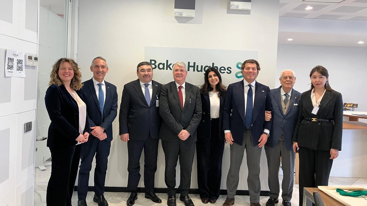 Accompagnato dal presidente di Confindustria Toscana Centro e Costa Maurizio Bigazzi e da Federico Albini, imprenditore pratese e console onorario... Accompagnato dal presidente di Confindustria Toscana Centro e Costa Maurizio Bigazzi e da Federico Albini, imprenditore pratese e console onorario...