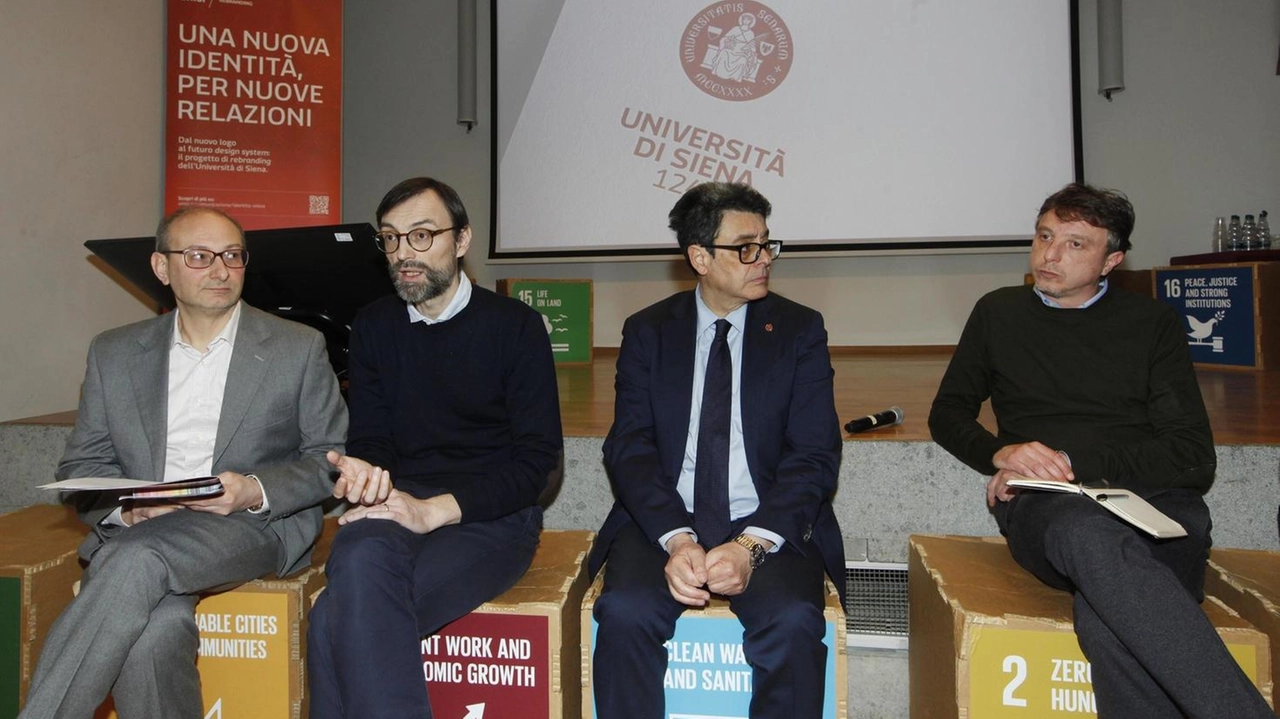 Alla presentazione il rettore Roberto Di Pietra, il delegato alla comunicazione Tiziano Bonini, il responsabile Urp Antonio D’Agnelli e Riccardo Pallecchi e Gianni Sinni delle agenzie Dinamo e Lcd.