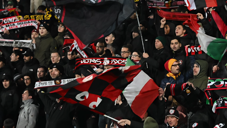 I tifosi sostengono la squadra nonostante il tradimento societario (foto Alcide) I tifosi sostengono la squadra nonostante il tradimento societario (foto Alcide)