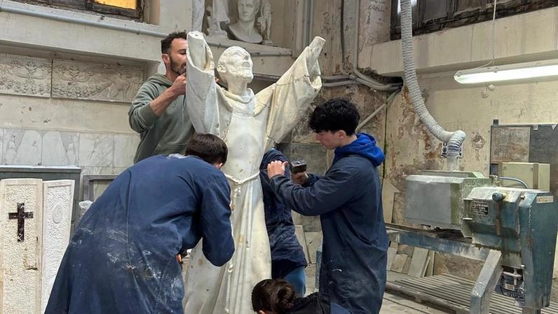 I lavori in corso per il restauro della statua di San Francesco I lavori in corso per il restauro della statua di San Francesco