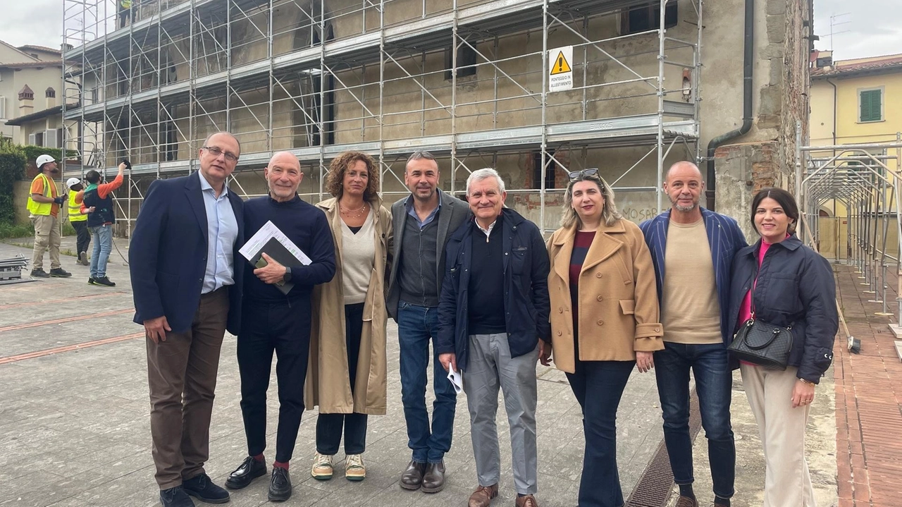 La delegazione di funzionari ministeriali e autorità locali che ha accompagnato la visita La delegazione di funzionari ministeriali e autorità locali che ha accompagnato la visita