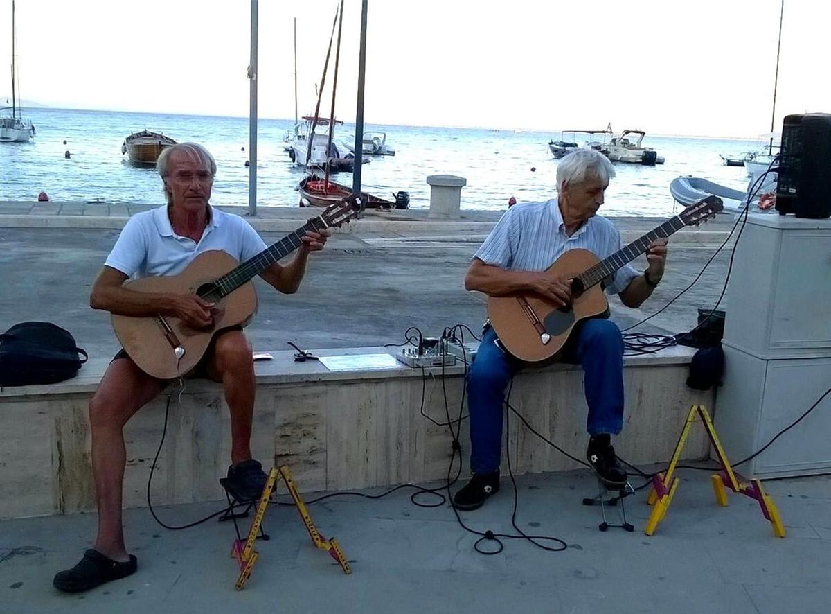 https://www.lanazione.it/image-service/view/acePublic/alias/contentid/NThhMjY2Y2YtNGQ0OS00/0/mazurche-flamenchi-e-sogni-findi-e-giocatore-sono-tornati-e-sperano-di-esibirsi-sul-mare.jpeg?f=1.91:1&w=1200