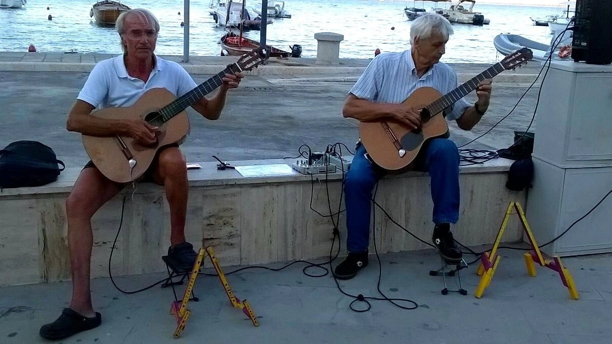 Dopo lo stop della precedente amministrazione ora suonano di nuovo in piazza delle Meraviglie. I due artisti: "Vogliamo portare la nostra musica su un guzzo, si faccia avanti un barcarolo".
