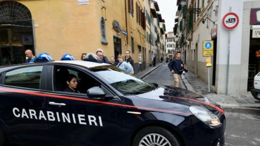 firenze fugge all8217alt dei carabinieri e tenta di lanciare la droga in un giardino