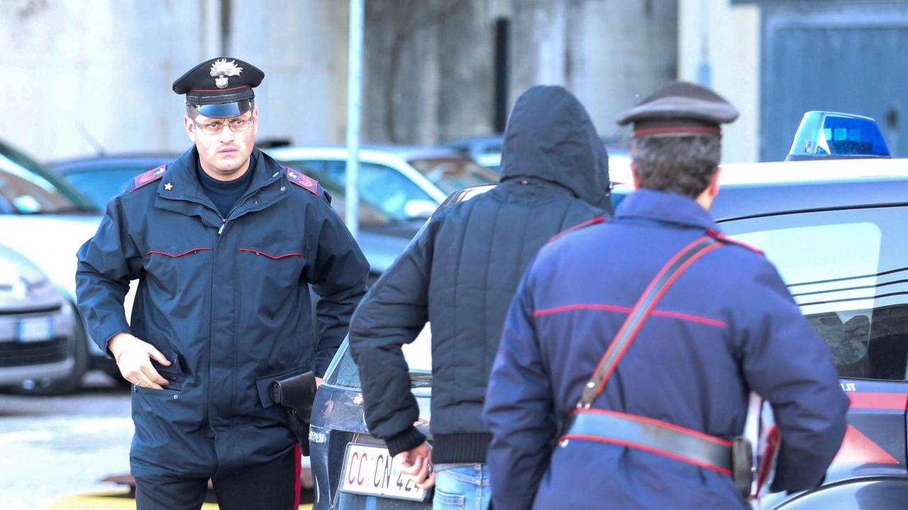 I carabinieri hanno identificato e. fermato il ragazzino in piazza della Repubblica I carabinieri hanno identificato e. fermato il ragazzino in piazza della Repubblica