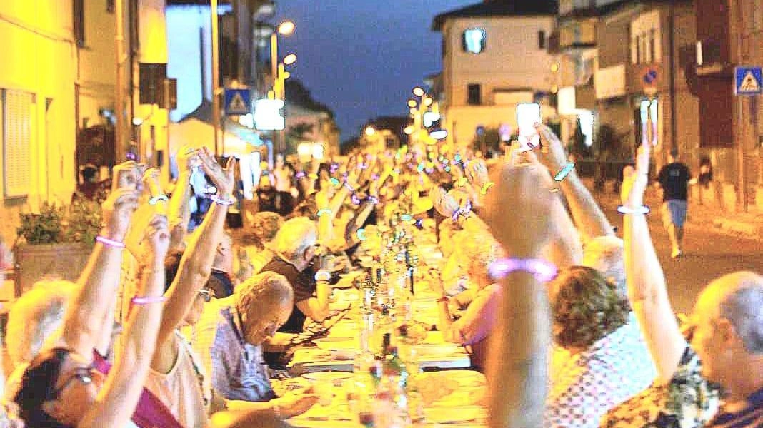 Il brindisi alla cena di Capanne. In 300 hanno risposto presente all’evento che ha visto presentare la squadra di calcio e il palio Il brindisi alla cena di Capanne. In 300 hanno risposto presente all’evento che ha visto presentare la squadra di calcio e il palio