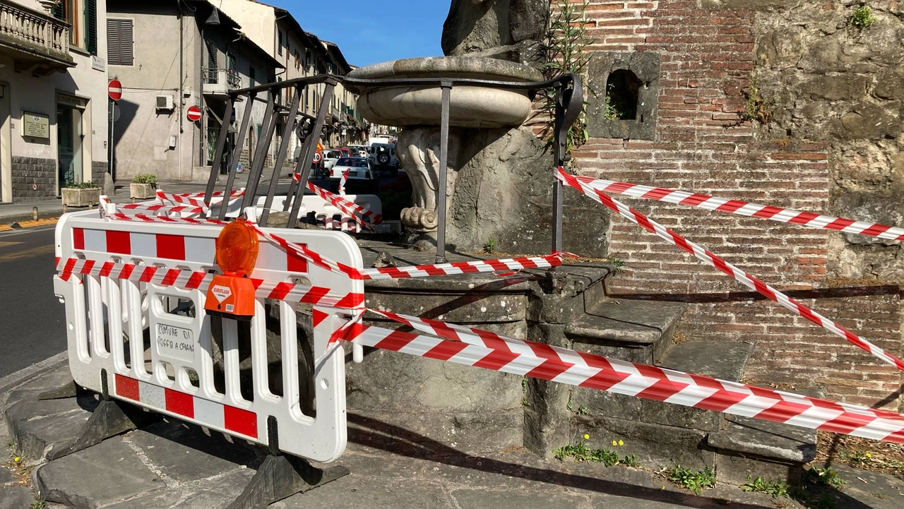 La fontana del Mascherone di Poggio a Caiano circondata dalle transenne La fontana del Mascherone di Poggio a Caiano circondata dalle transenne