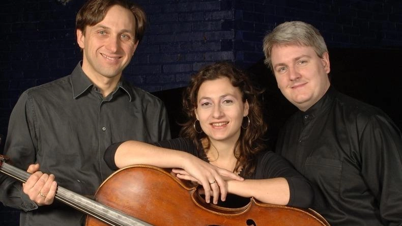 Il prestigioso Trio Paderewski, formato dalla pianista Catherina Lemoni, dal violinista irlandese David O’Doherty e dal violoncellista italiano Francesco Bartoletti, aprirà la rassegna martedì Il prestigioso Trio Paderewski, formato dalla pianista Catherina Lemoni, dal violinista irlandese David O’Doherty e dal violoncellista italiano Francesco Bartoletti, aprirà la rassegna martedì