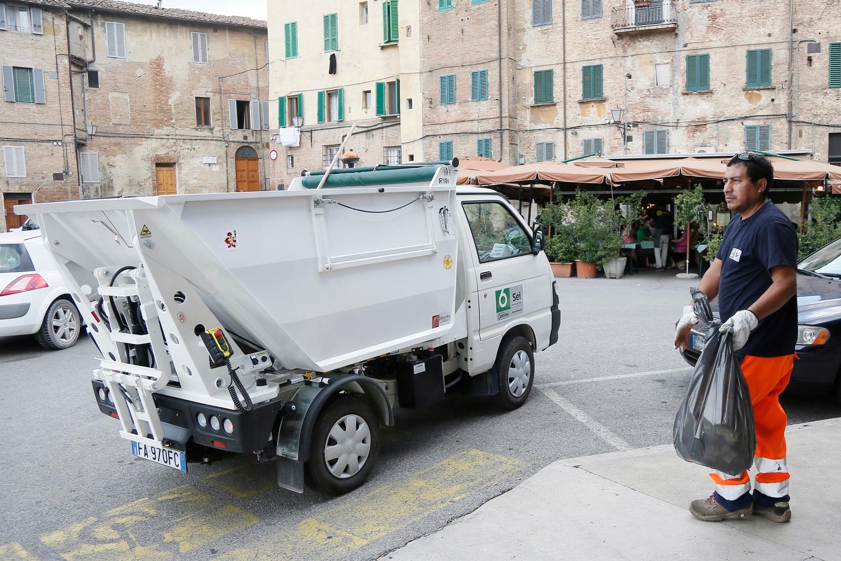 https://www.lanazione.it/image-service/view/acePublic/alias/contentid/NThkN2IxYjItMDUzYy00/0/rifiuti.jpeg