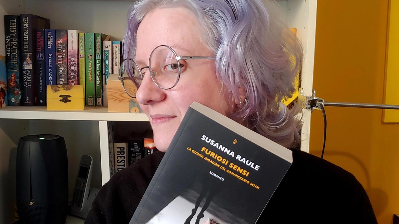 La scrittrice Susanna Raule con il suo ultimo libro La scrittrice Susanna Raule con il suo ultimo libro