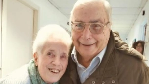 Adriana e Paolo si sono conosciuti in rsa. Un'amicizia speciale che dimostra come anche questo possa essere un luogo di speranza e tenerezza Adriana e Paolo si sono conosciuti in rsa. Un'amicizia speciale che dimostra come anche questo possa essere un luogo di speranza e tenerezza