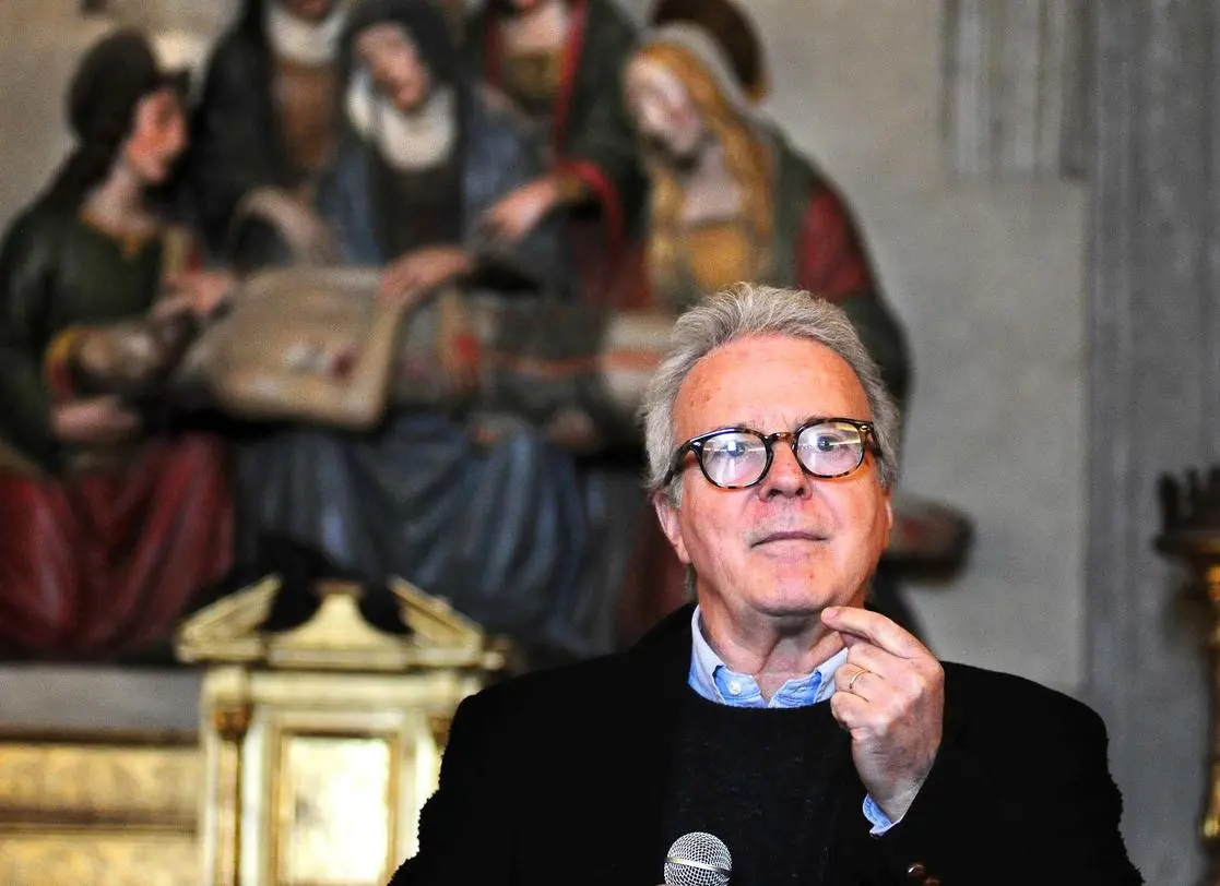 La stroncatura di Natali: "Sembra un caminetto. Strangola il panorama"