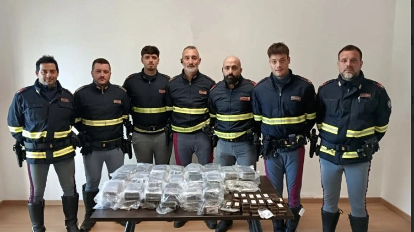 La polizia con la droga ritrovata