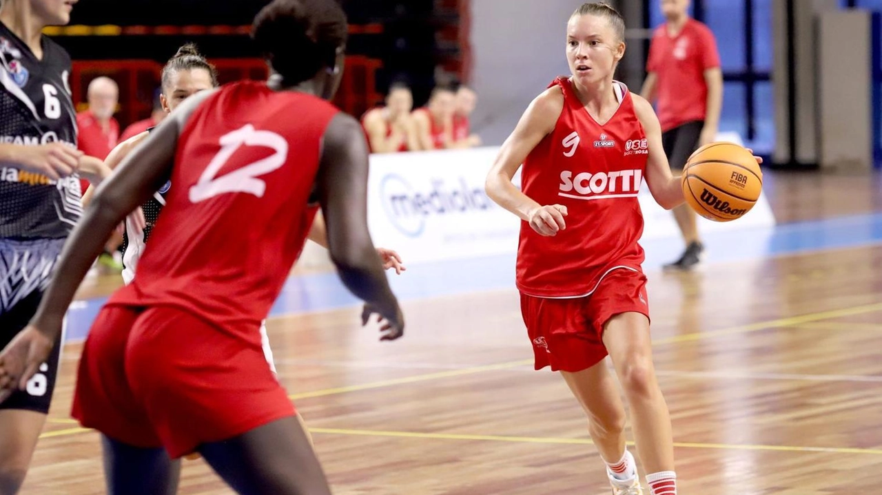 La biancorossa Giulia Ianezic in campo domani pomeriggio alle 16.30 al Pala Tedeschi di Benevento