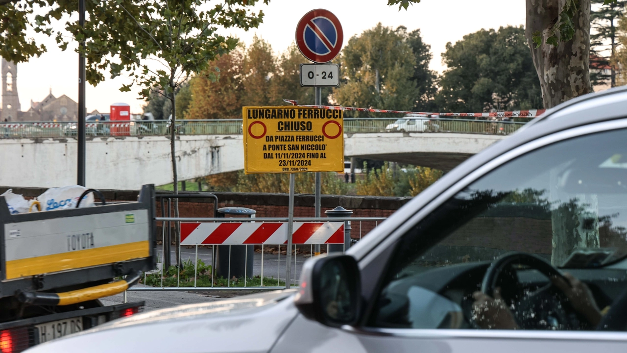 Chiusura per lavori sul ponte San Niccolò per chi arriva da Lungarno Ferrucci. Traffico bloccato (Giuseppe Cabras/New Press Photo) Chiusura per lavori sul ponte San Niccolò per chi arriva da Lungarno Ferrucci. Traffico bloccato (Giuseppe Cabras/New Press Photo)
