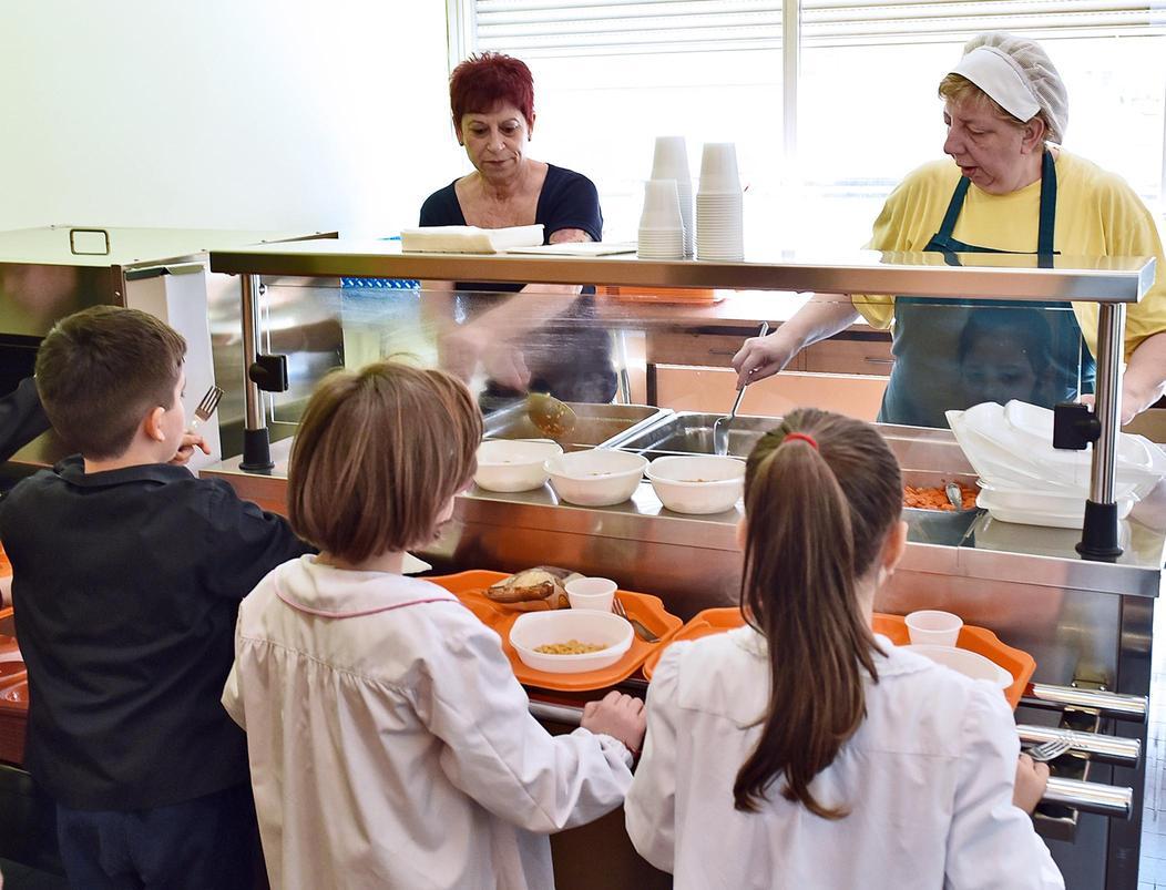 https://www.lanazione.it/image-service/view/acePublic/alias/contentid/NThmMjVjNmQtZTYzNS00/0/mensa-scolastica-pronti-dieci-milioni-per-i-pasti-degli-studenti-rinnovato-lappalto.jpeg