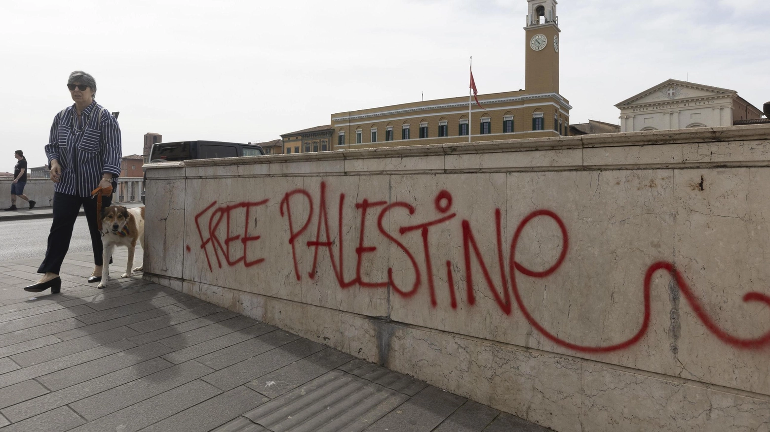 Scritte "free Palestine" e "free Gaza" vandalizzano ponte a Pisa. Proteste contro attività militari israeliane continuano in città.
