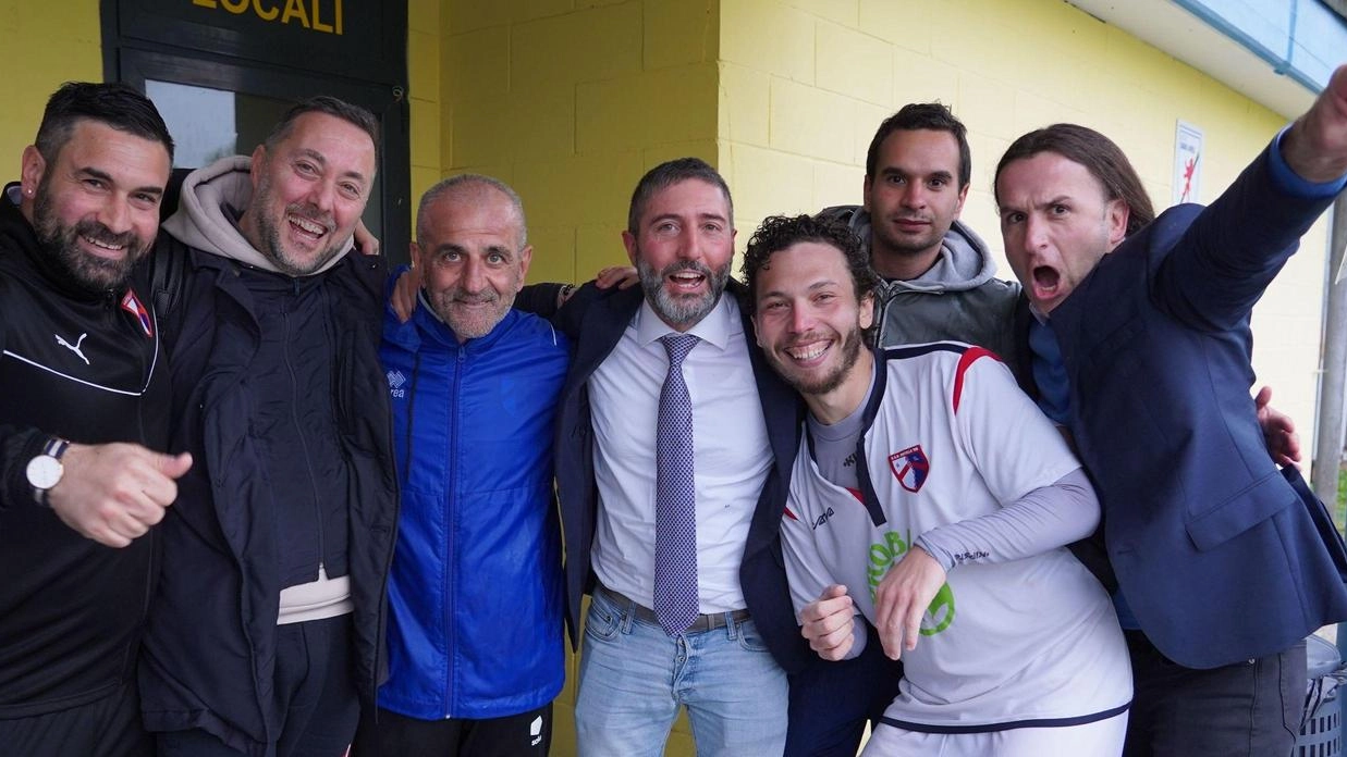 La gioia dell’Antella in campo e in tribuna con il presidente Innocenti (al centro)